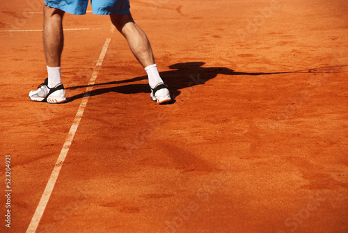 tennis player on a red clay court © Visualmind