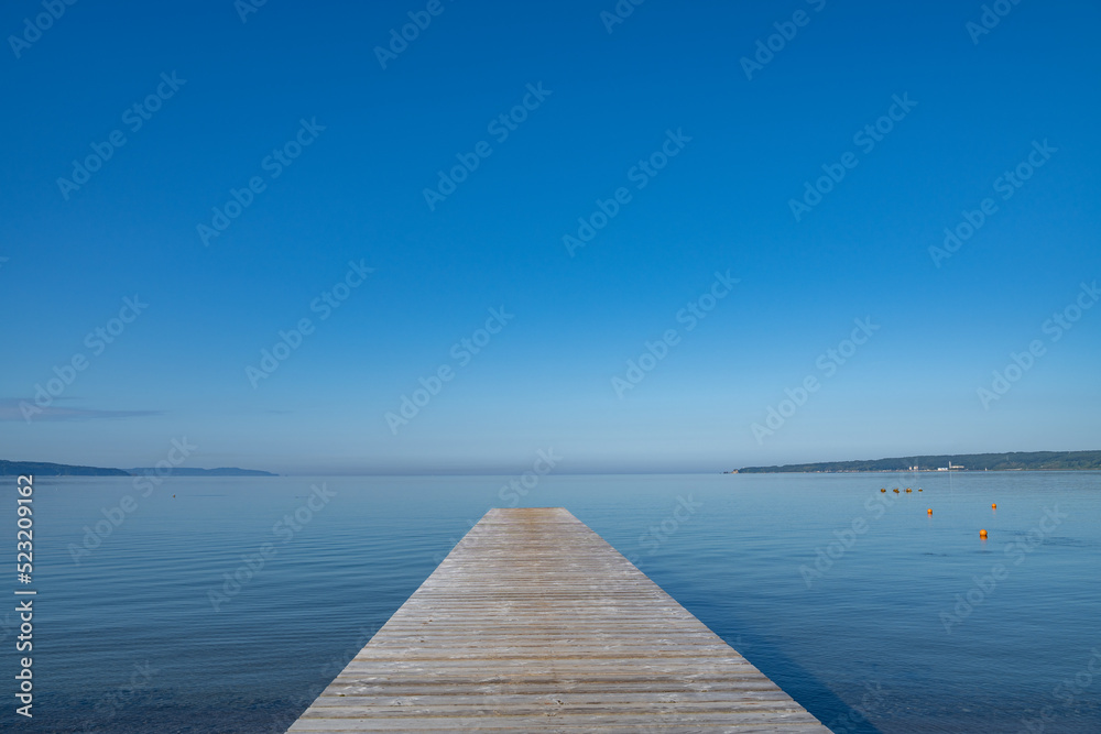 Naklejka premium 佐渡島の佐和田海水浴場と桟橋