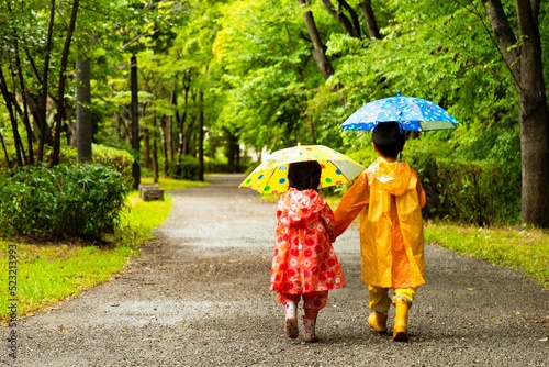 Fotografía 雨の中を散歩する仲良し兄弟