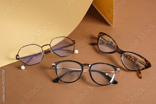 Foto eye glasses on paper brown and beige background, vision concept