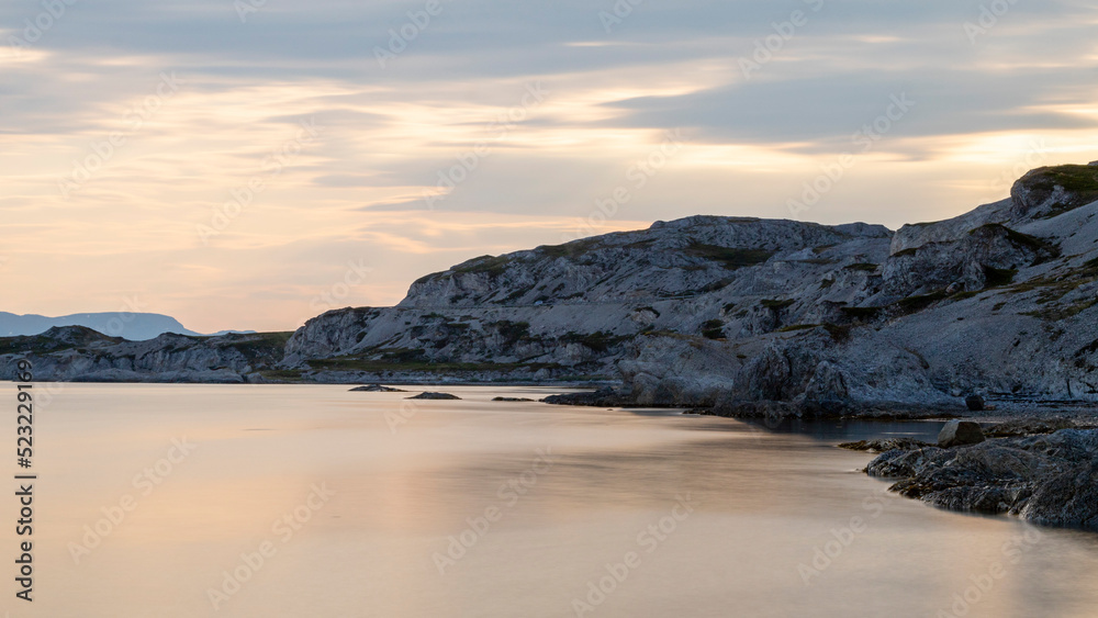 Langzeitbelichtung einer Uferszene am Porsangerfjord