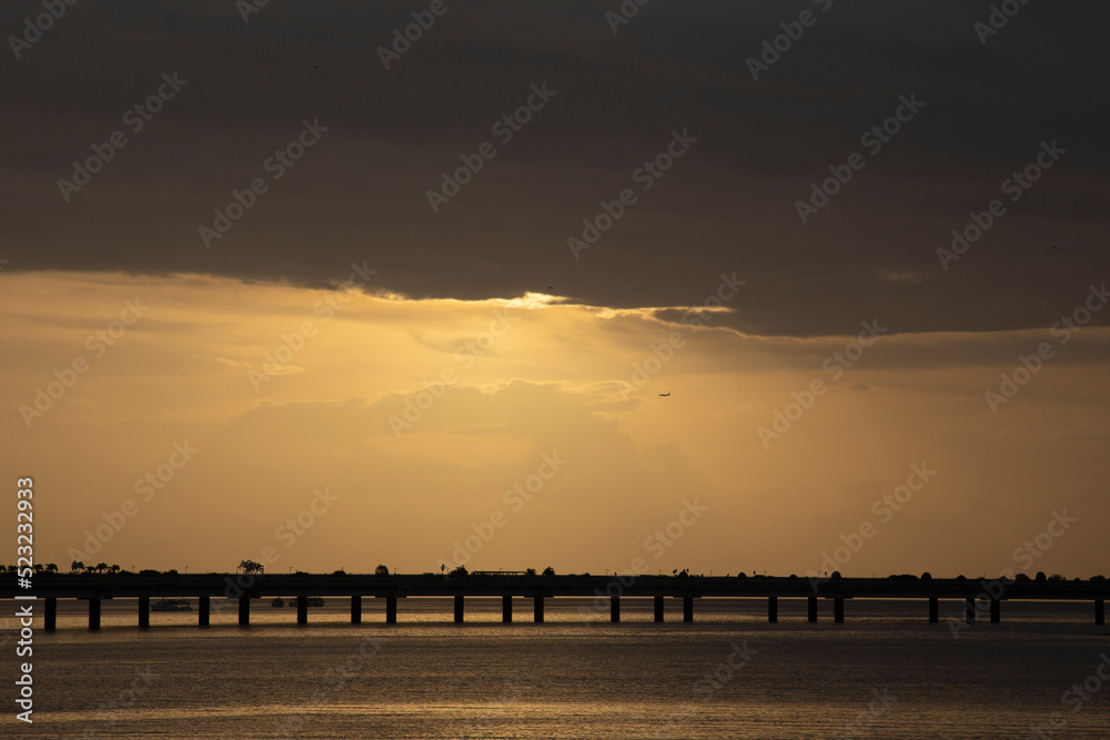 Amanecer sobre el mar con silueta de puente de Cinta Costera en Ciudad de Panamá