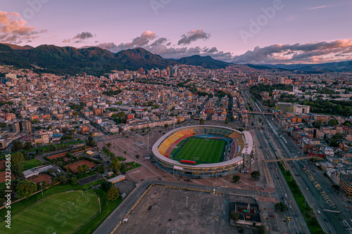 Carrera 30 de la ciudad de Bogotá ( Colombia), donde se puede visualizar el movistar arena y el estadio el campin y el lago del parque de los novios en primer plano y al fondo el centro de la ciudad.