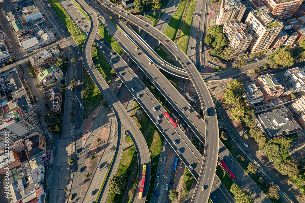 Autopista norte de Bogotá (Colombia ) a la altura de la av NQS, Usaquen y al fondo el centro internacional de la ciudad adornada por sus majestuosos cerros y edificaciones como torre sigma