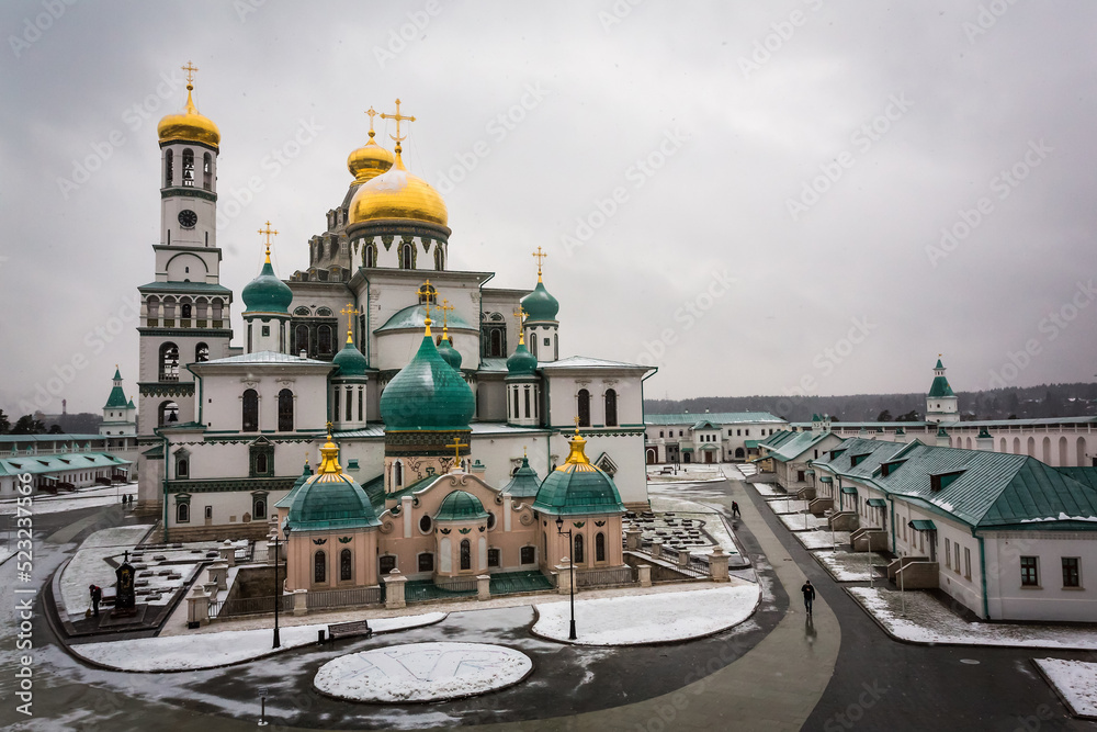 Obraz premium Russia. Moscow Oblast. Istra. 11.21. 2017. The New Jerusalem Monastery or Novoiyerusalimsky Monastery also known as the Voskresensky (Resurrection) Monastery in winter during a snowfall.