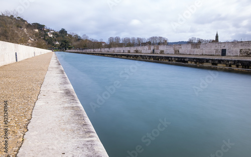 Canal latéral à la Garonne près d'Agen, ville située dans le sud-ouest de la France photo