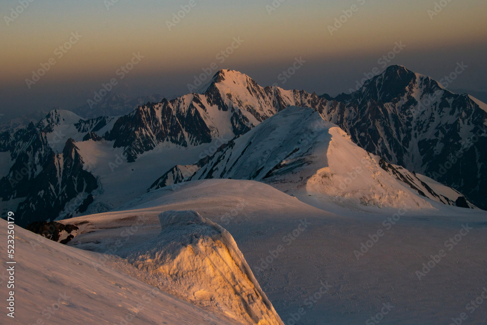 Fototapeta premium Wschód słońca u podnóża Kazbeku