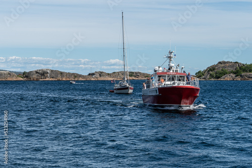 Boot zum Leuchtturm Svenner Fyr vor Larvik, Norwegen photo