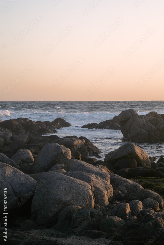 paisaje olas mar y roquerios o rocas en la playa otoño paisaje olas mar y roquerios o rocas en la playa otoño
