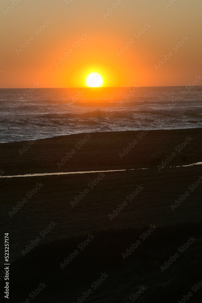 Obraz premium puesta de sol en el horizonte, color naranja del sol