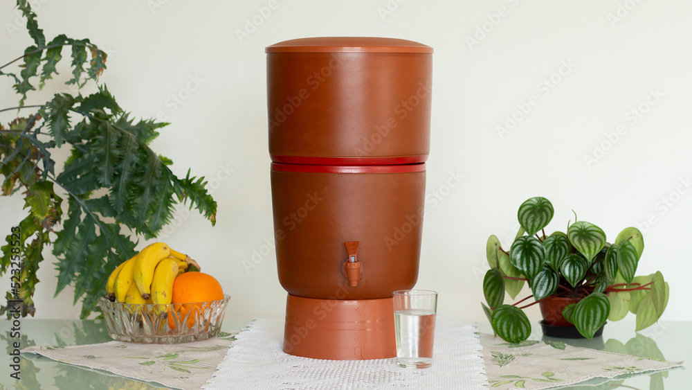 Foto de Clay water filter (filtro de água de barro) common in Brazilian