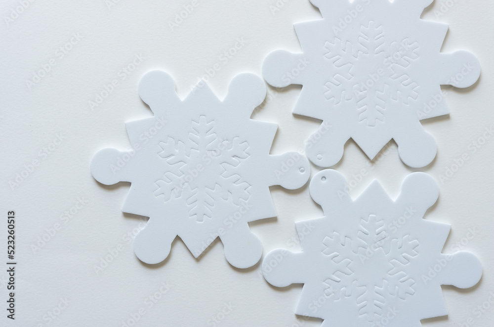 Obraz premium foam snowflake ornaments on a blank surface
