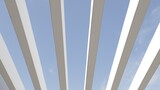 concepto de arquitectura artistica y abstracta de columnas con sol de atardecer y fondo de cielo limpio y azul. simetria y belleza en construccion.