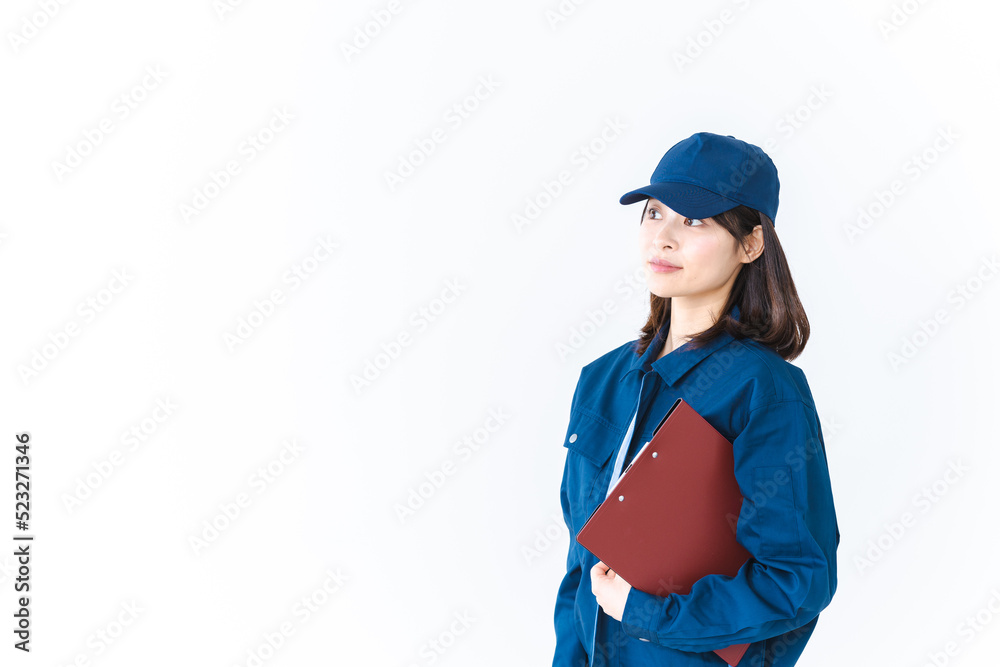 作業服で確認をする女性の現場監督