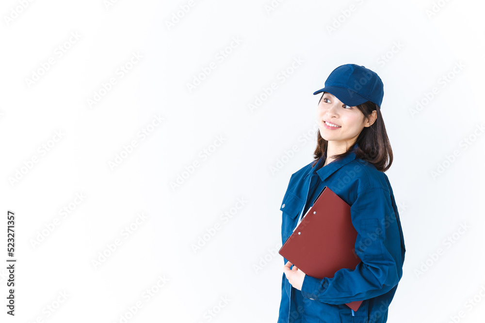 作業服で確認をする女性の現場監督 作業服で確認をする女性の現場監督