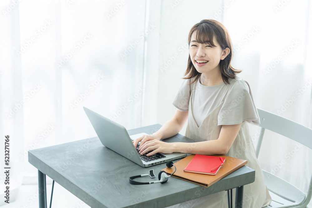 Fototapeta premium ノートパソコンを操作する女性