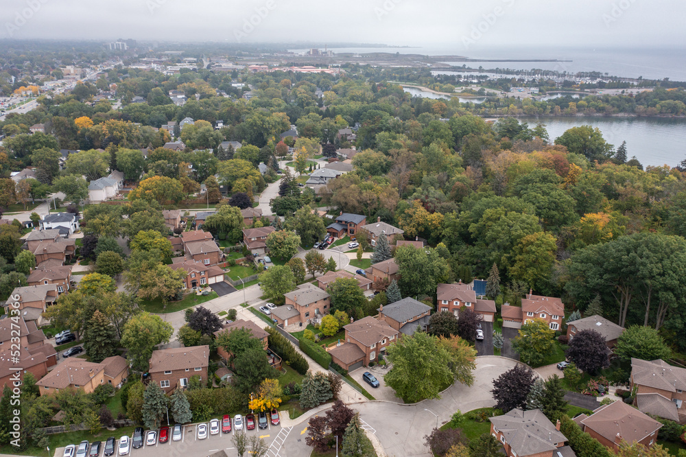 Oakville real estate houses area by the lake 