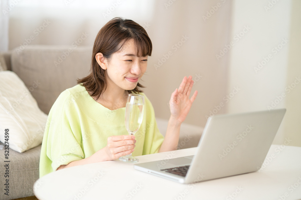 オンライン飲み会を楽しむ若い女性 オンライン飲み会を楽しむ若い女性