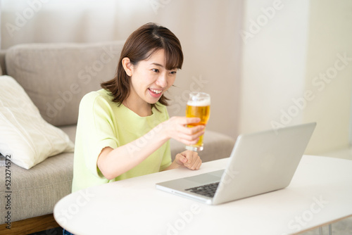 オンライン飲み会を楽しむ若い女性