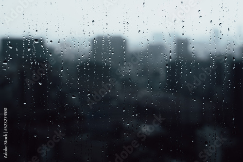 都会の雨のイメージ