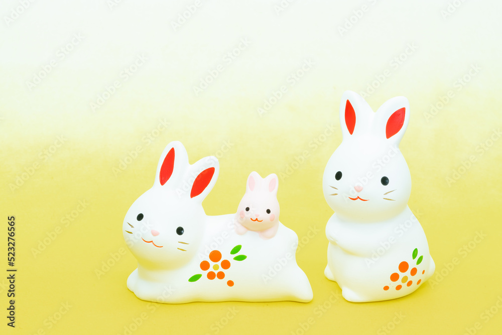 Fototapeta premium 写真素材:令和5年・2023年の干支は卯（う・うさぎ） 卯年の年賀状素材（和風、和紙、千代紙、お正月小物等）