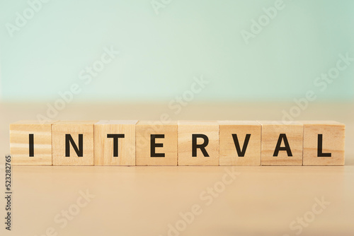 Fotografie インターバル・間隔のイメージ｜「INTERVAL」と書かれたブロック