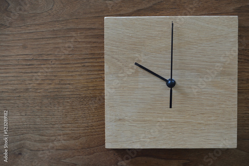 10時を示すシンプルな無垢の木製の掛け時計