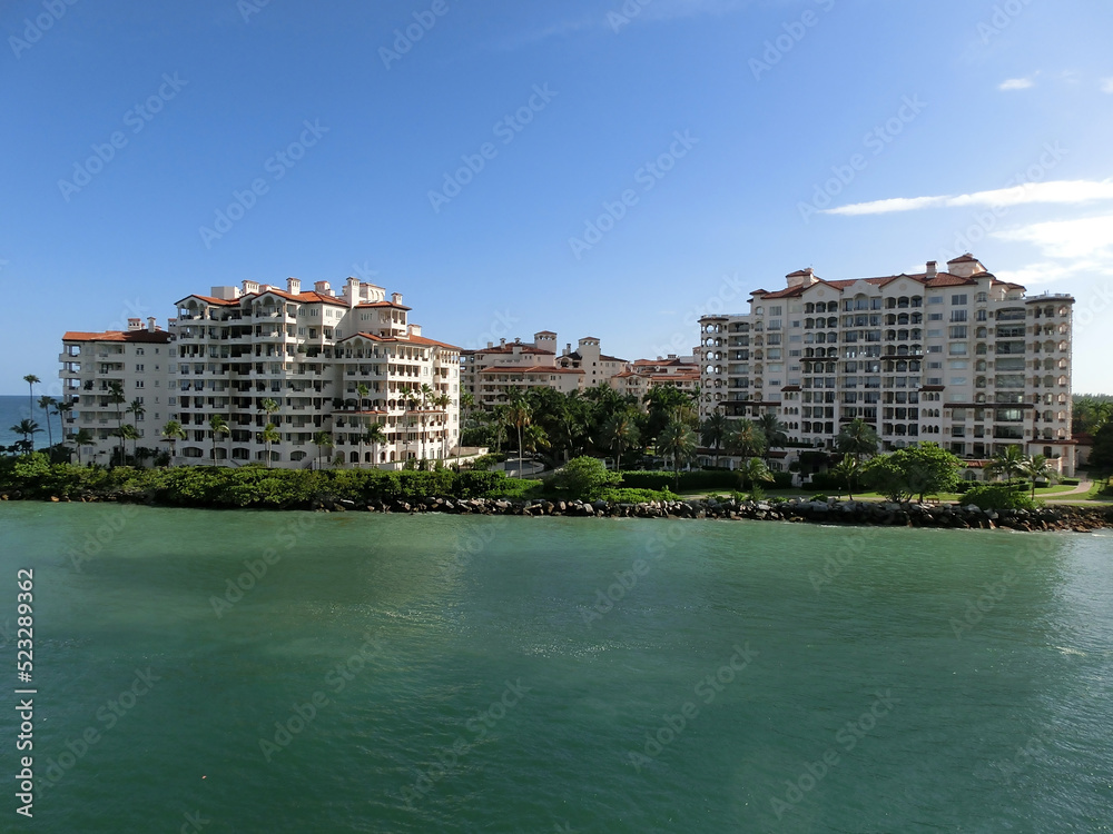 Obraz premium Luxury apartments in port of Miami