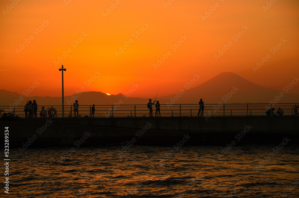 江の島のサンセットと富士山のシルエット