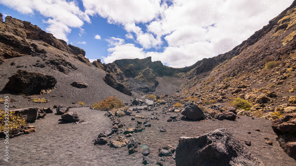 Φωτογραφία Giant caldera of Volcán del Cuervo volcano in Lanzarote, Spain, Canary Islands