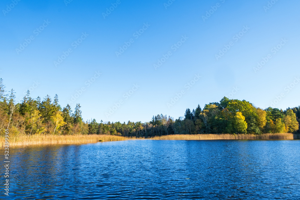 Fototapeta premium Beautiful lake view a autumn day