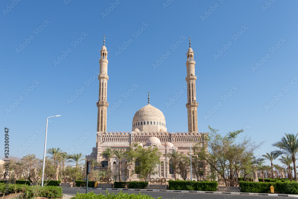 Obraz premium The Great Mosque of Mustafa is an Ottoman mosque with twin minarets in Sharm El Sheikh, Sinai Peninsula, Egypt.