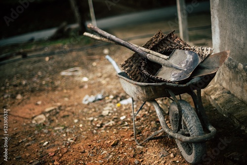 Foto rusty wheelbarrow