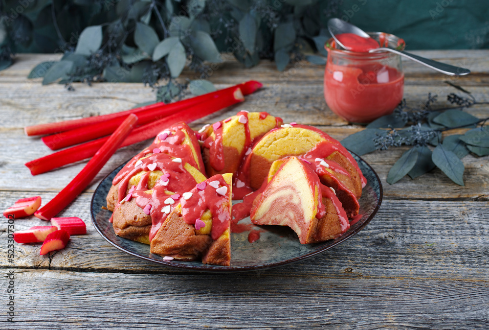 Photo Traditioneller Bundt Käsepudding Kuchen mit Rhabarber Quark und ...