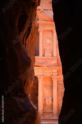 Felsenstadt Petra im Abendlicht der untergehenden Sonne photo