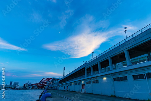 夕暮れ時の神戸港（前方に見えるのはポートアイランド）　兵庫県神戸市中央区にて © photop5