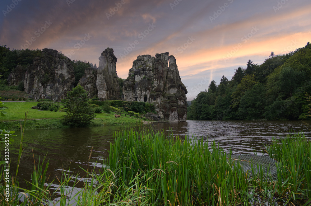 Die Felsen der Externsteine im Abendrot Teuteburger Wald Deutschland

