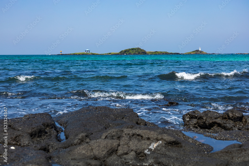 섬이 보이는 푸른 제주 바다 풍경