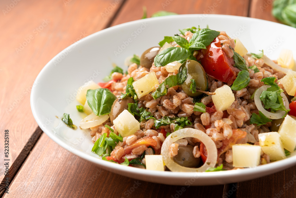 Insalata di farro perlato con verdure e formaggio Insalata di farro perlato con verdure e formaggio