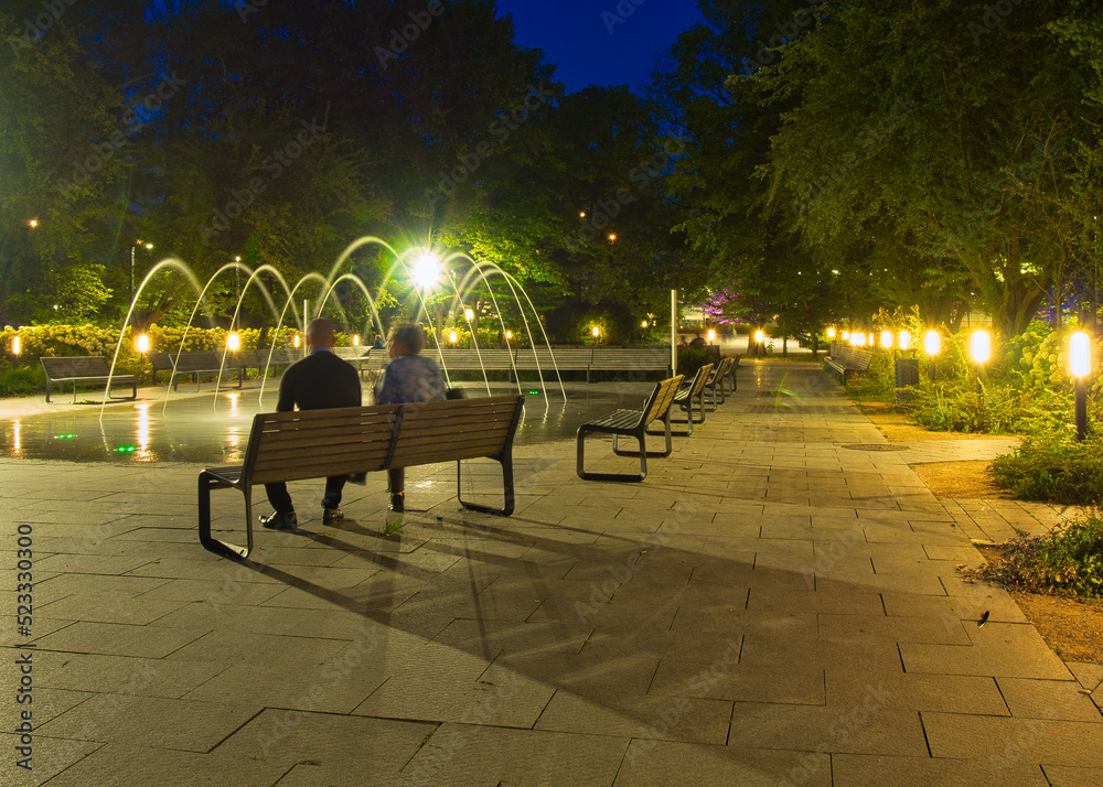 Wieczorny relaks przy fontannach. - obrazy, fototapety, plakaty 