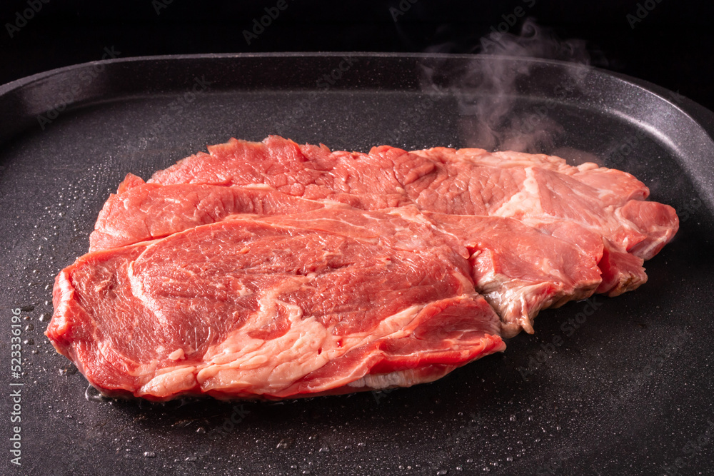 鉄板で牛肉を焼く