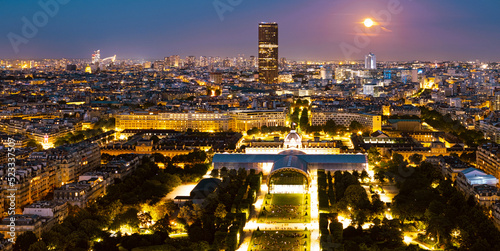 Photography das marsfeld in paris bei nacht vom eiffelturm aus gesehen