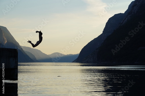 Mujer saltando al agua