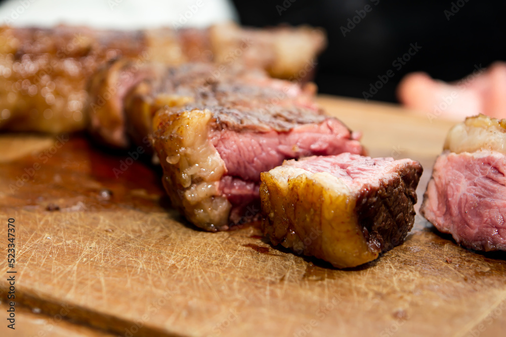 cutting picanha steak, rare grade doneness cutting picanha steak, rare grade doneness
