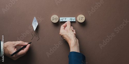Fotografia Top view of male and female hands assembling a Do it or Dont quit sign