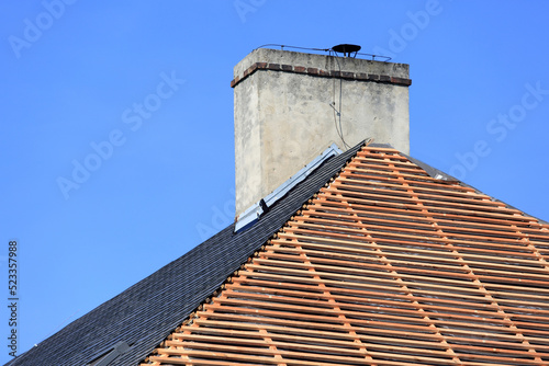 Fragment dachu budynku, wymiana poszycia, dachówki, blachodachówki.