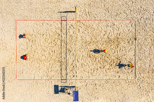 Φωτογραφία Top view of beach volleyball practice on the sand.
