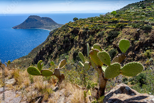 Sizilien, Liparische Inseln: Wanderung um das kleine Eiland Filicudi als Geheimtipp - Blick auf Capo Graziano