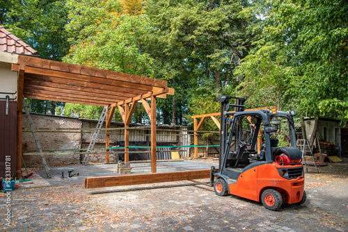 Carport aufbauen mit Hilfe eines Gabelstaplers