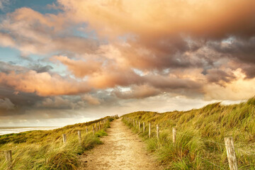 Foto auf Acrylglas Nordsee Ein wunderschöner Sandweg entlang des Ozeans. Dünenreservat Nordholland, Egmond aan Zee, Niederlande.  © Susanne Fritzsche